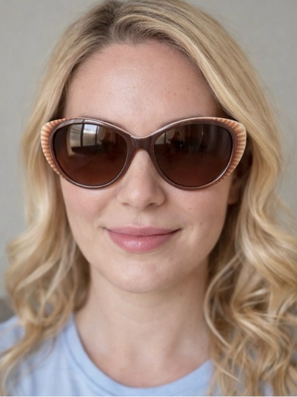 Armani Exchange Women's Brown Gradient Oval Sunglasses case & cloth